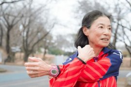 长跑界的传奇奶奶弓削田真理子跑出了2小时52分01秒的成绩